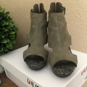 Grey platform sandals, size 7